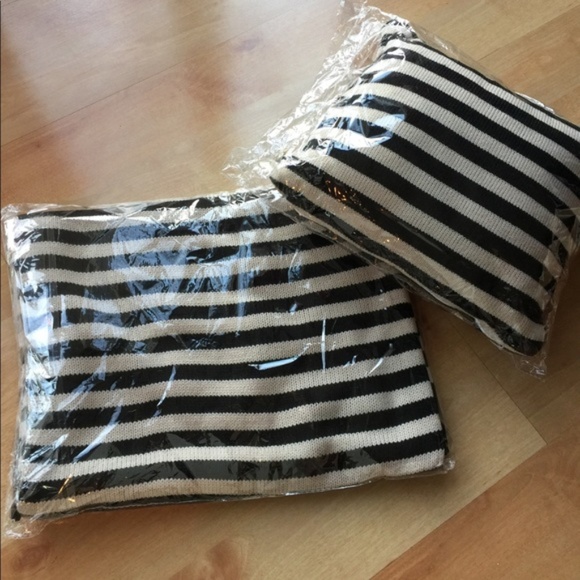 JACK + LUCY TRAVEL BLANKET & PILLOW SET - Picture 3 of 3